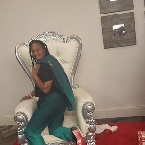 Meet your Posher, Angela